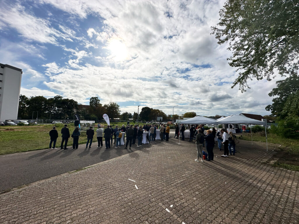 Besucher hören Innenminister Jost bei seiner Rede zu