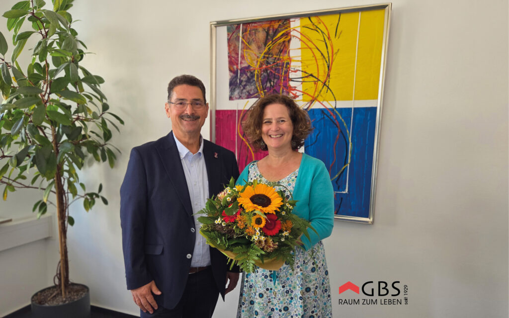 Frau Stefanie Amann erhält zu ihrem 35-jährigen Firmenjubiläum einen Blumenstrauß von der GBS.
