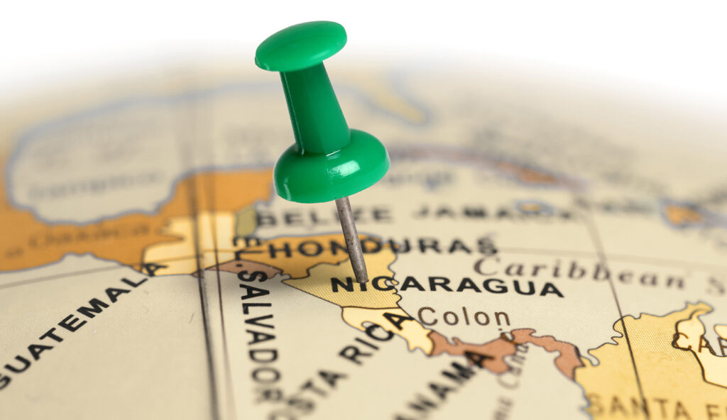 Grüne Pinnnadel markiert Nicaragua auf einer Landkarte Mittelamerikas.