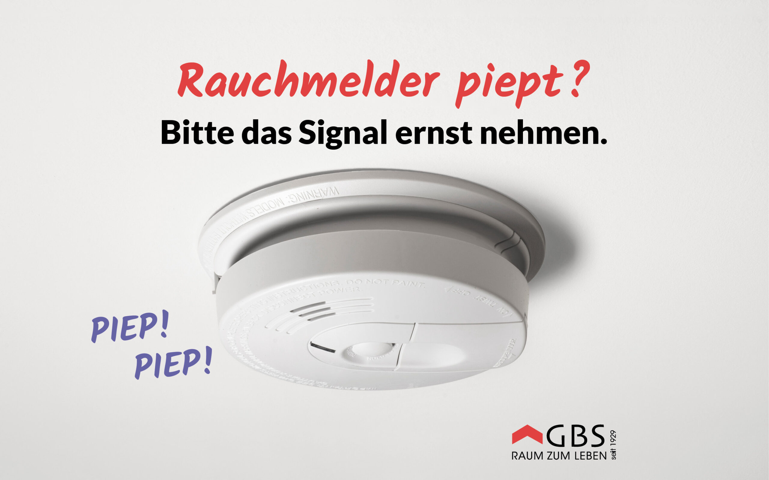 Rauchmelder an einer weißen Decke mit dem Hinweis „Rauchmelder piept? Bitte das Signal ernst nehmen.“ und GBS-Logo.