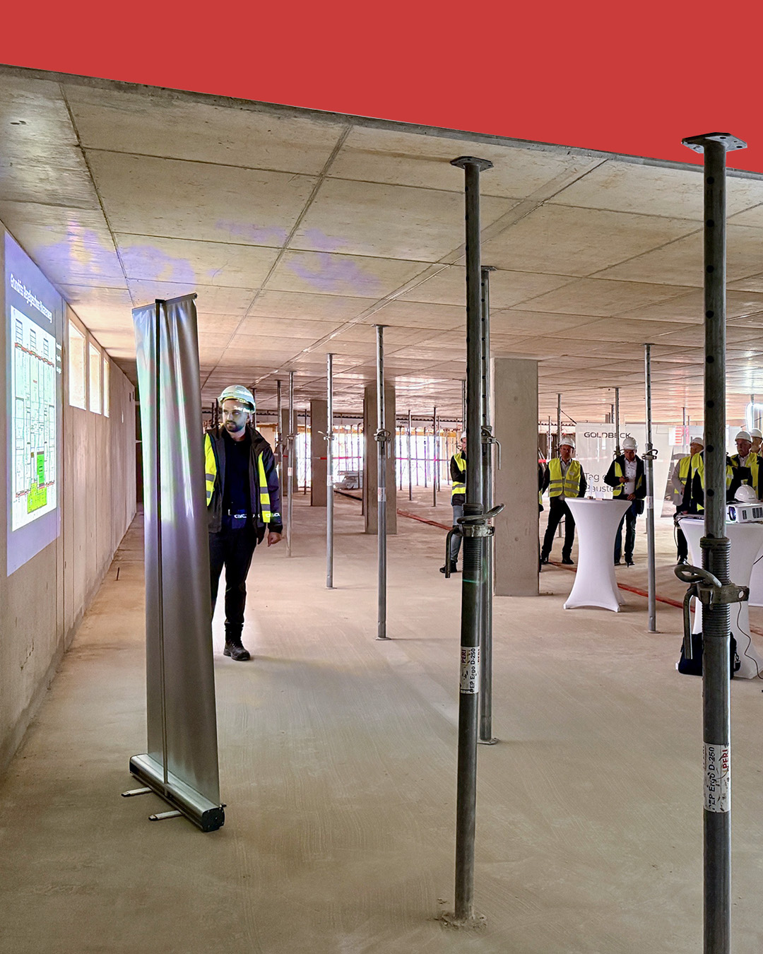 Präsentation mit Grundrissen und Projektinformationen beim Tag der offenen Baustelle.