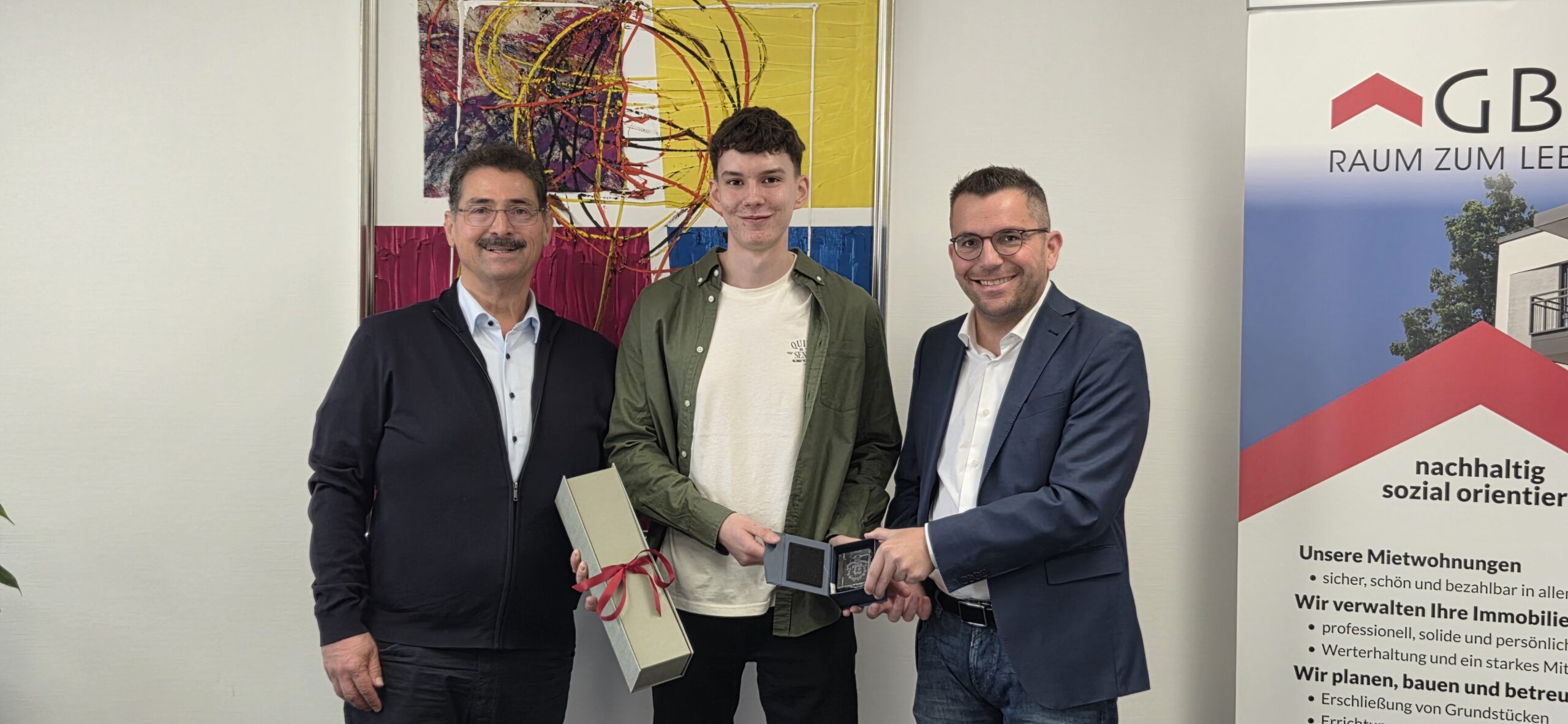 Gratulation bei der GBS zur Auszeichnung von Marlon Birk als bundes- und landesbester Immobilienkaufmann.
